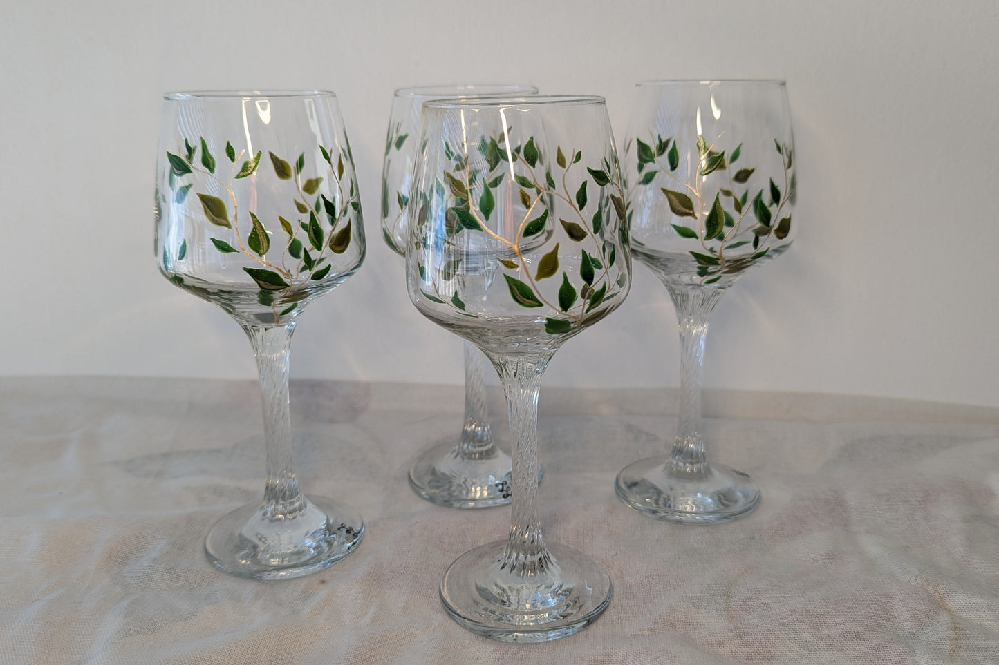 Verre à vin plante dorée
