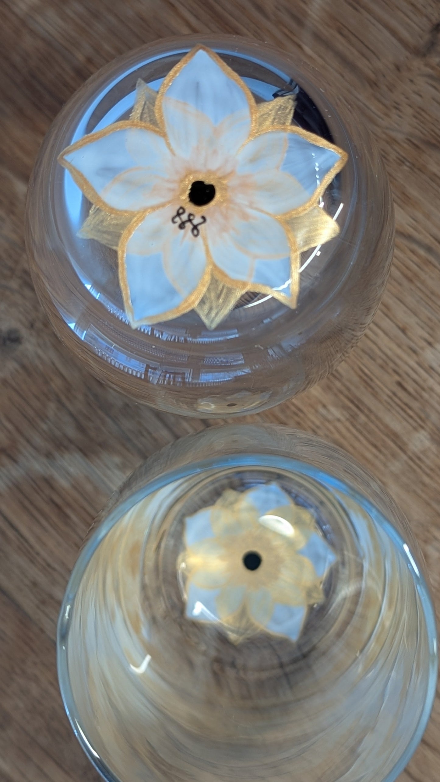 Verres Ă fleurs blanches