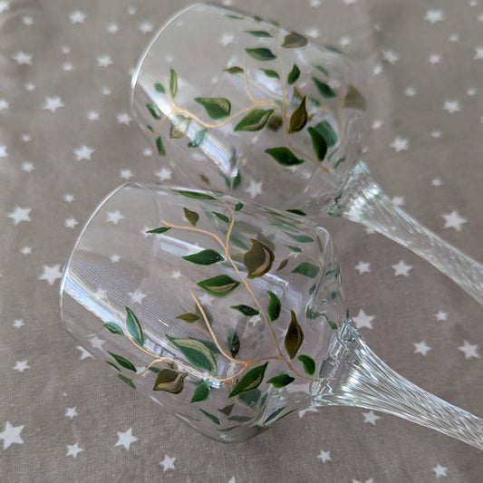 Verre à vin plante dorée