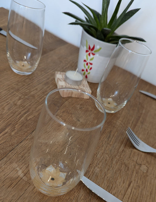 Verres à fleurs blanches
